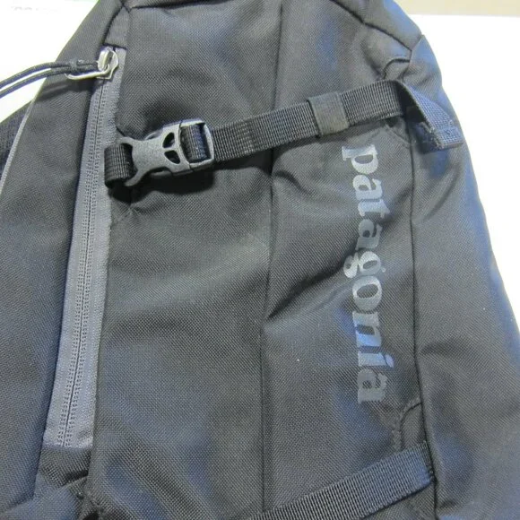 Patagonia 8L Atom Sling Bag Black/Silver with Adjustable Strap - Picture 2 of 9